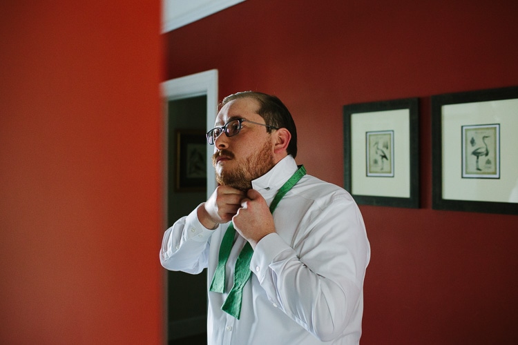 groom getting ready at Willowdale Estate, image by Kelly Benvenuto