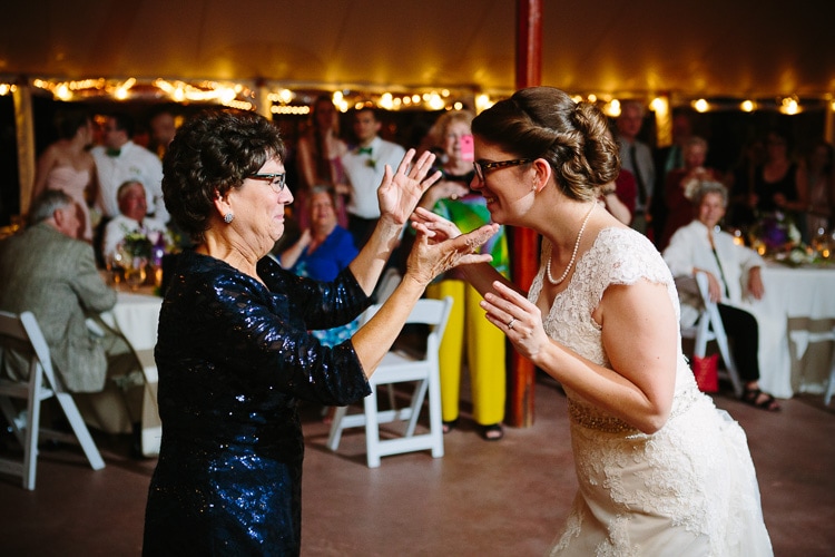 bride dances with mom, photo by Kelly Benvenuto