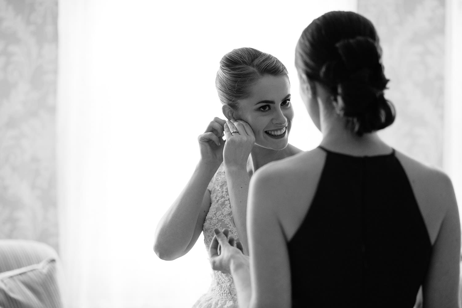 Getting ready for the wedding at home in Hingham, MA | Kelly Benvenuto Photography | Boston wedding photographer